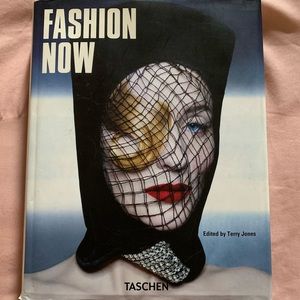 Fashion Now
By Jones, Terry (Ed.)